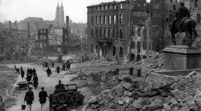 Opa und Oma – Helden oder Nazis? Trümmerfrauenmythos und Wiederaufbau in Nürnberg
