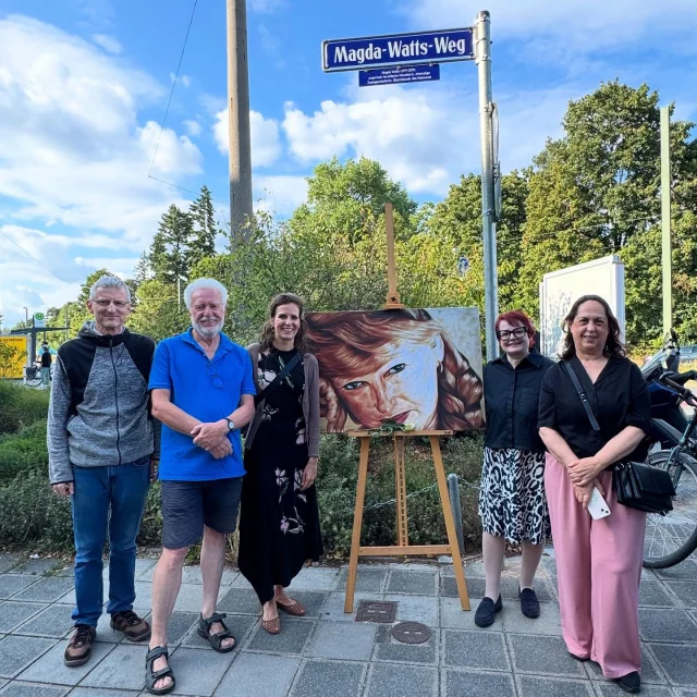 Auf Antrag unserer Grünen Stadträtin Réka Lörincz hin wurde heute eine Straße in der Gartenstadt nach Magda Watts benannt. Magda Watts war als junges jüdisches Mädchen von Ungarn nach Ausschwitz deportiert und von dort aus zur Zwangsarbeit bei Siemens-Schuckert in die Nürnberger Gartenstadt verbracht worden. Sie ist eine der wenigen Frauen, deren Erinnerungen an die Ereignisse dort überliefert wurden. Ereignisse, die lange Zeit hier vor Ort gerne verdrängt wurden. Magda Watts wurde später nach einer wechselvollen Zeit, als junge Mutter, die über Ungarn schließlich eine Heimat in Israel fand, eine bekannte Künstlerin. Ihr Leben ist ein eindrucksvolles Zeugnis der Resilienz und des Mutes, als Frau ihre Stimme zu erheben. Wir sind sehr stolz darauf, dass seit heute in der Gartenstadt der Magda-Watts-Weg davon Zeugnis ablegt.