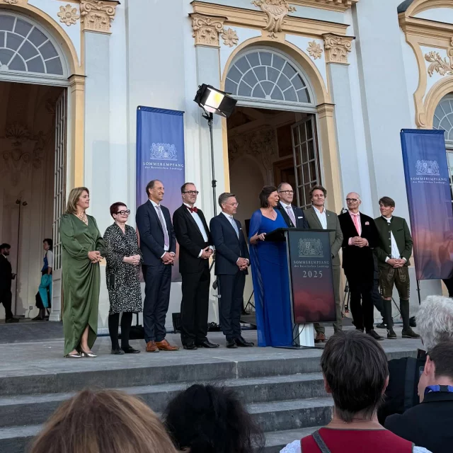 Sommerempfang des Bayerischen Landtags – Demokratie lebt vom Austausch
Beim gestrigen Sommerempfang kamen wieder viele engagierte Menschen aus Politik, Wissenschaft, Kultur und Zivilgesellschaft zusammen – eine wunderbare Gelegenheit für Austausch und Begegnung.
Ich habe viele spannende Gespräche geführt, etwa mit Vertreter*innen aus Hochschulen und Bildung wie auch kommunalen Ehrenamtlichen und Vertreter*innen der Religionsgemeinschaften. Solche Abende zeigen: Demokratie lebt vom Zuhören, vom Miteinander – und von den vielen Menschen, die sich mit Haltung und Ideen für ein besseres Morgen einsetzen.
Danke an alle, die diesen Austausch und das schöne Fest möglich machten! Heute geht es wieder deutlich profaner mit konzentrierter Arbeit in unserer Plenarsitzung weiter.