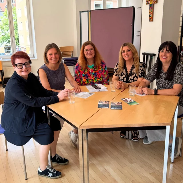 Formulare ausfüllen, Kinderbetreuung und Sprachkurs finden, die richtigen Unterlagen für die Studienanmeldung einreichen, Hausärztin bekommen, Ausbildung machen, einen Arbeitsplatz finden, Geld verdienen, und dann noch den passenden Energietarif – die Auflistung der Bausteine für eine gelingende Integration ist noch unendlich länger. Um sich da zurecht zu finden und schnellstmöglich einen guten Start zu haben, braucht es Beratung für Menschen, die frisch nach Deutschland kommen, und auch eine gute Begleitung in den folgenden Jahren. Diese unglaublich wertvolle Hilfe leisten viele Sozialträger in Form von Migrationsberatungen oder im Rahmen des Garantiefonds Hochschule. Bei unserem gestrigen Treffen stellten Jiman Alimajid und Martina Sommer von der AWO, Katharina Liepe (Garantiefonds Hochschule) und Monika Hopp, Evangelische Jugend Nürnberg, ihre Arbeit vor und vor allem auch die stetig steigenden Herausforderungen, vor die sie tagtäglich gestellt werden - etwa eine zusehends knapper werdende Finanzierung. Doch Investitionen in eine gelingende Integration lohnen sich – am 29. September laden die Träger zum Aktionstag ein ins Haus Eckstein, wo man sich selbst ein Bild von dieser so wichtigen Arbeit machen kann.
#migrationsberatung #migrationsberatungfürerwachsene #migrationsberatungsstellen
#jugendmigrationsdienst #jugendmigrationsberatung #awo #ejn