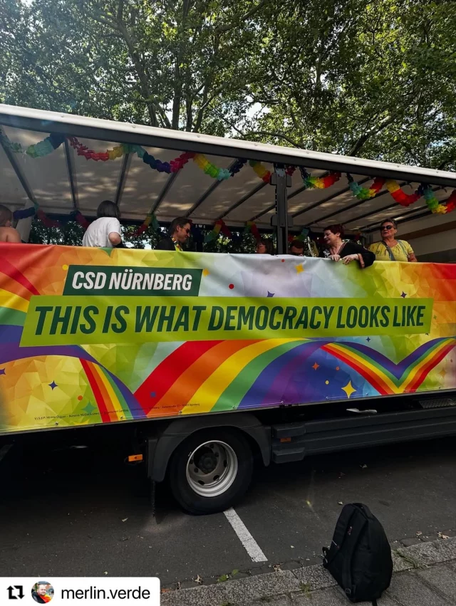 #Repost @merlin.verde with @use.repost
・・・
🌈 CSD Nürnberg 2025 – Vielfalt, Liebe und Demokratie auf den Straßen unserer Stadt!
Gemeinsam mit @florian_Siekmann, @britta.walthelm und @verena_osgyan haben wir heute gezeigt: Das ist, wie Demokratie aussieht! 💚

Ob auf dem Truck, zu Fuß oder mit wehenden Regenbogenfahnen – wir setzen ein klares Zeichen für Akzeptanz, Gleichberechtigung und eine offene Gesellschaft. ✊🏳️‍🌈🏳️‍⚧️

Danke an alle, die dabei waren, getanzt, gelacht und laut für unsere Rechte eingestanden sind. 💥
Lasst uns jeden Tag dafür kämpfen, dass Vielfalt selbstverständlich ist – in Bayern, in Deutschland, überall. 💪

#CSDNürnberg #Pride2025 #LoveIsLove #Grüne #VerenaOsgyan #FlorianSiekmann #BrittaWalthelm #Vielfalt #Demokratie #LGBTQIA #Nürnberg