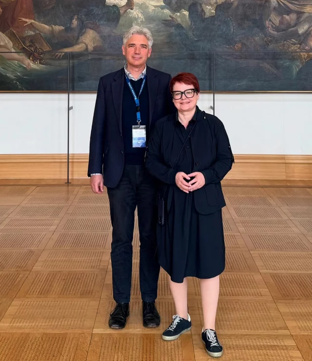 Wie bleibt Bayern ein attraktiver Forschungsstandort?

Im Rahmen von „Leibniz im Landtag“ habe ich mich diese Woche mit Prof. Philipp Beckhove vom Leibniz-Institut für Immuntherapie aus Regensburg ausgetauscht.

Klar wurde: Unsere Wissenschaft braucht bessere Bedingungen – und weniger Bremsen. Neue Therapien gegen Krebs oder Autoimmunerkrankungen entstehen dort, wo Forscher*innen schnell arbeiten können, mit klaren Regeln und verlässlicher Förderung.

Doch in Deutschland dauern Genehmigungen oft Jahre, während andere Länder längst handeln. Wenn wir international konkurrenzfähig bleiben wollen, müssen wir Prozesse vereinfachen, Talente halten – und Spitzenforschung aktiv unterstützen. Nicht irgendwann. Jetzt.

#Forschung #Wissenschaftspolitik #Innovation #LeibnizimLandtag #Bayern #Gesundheit #GrünePolitik #Immuntherapie