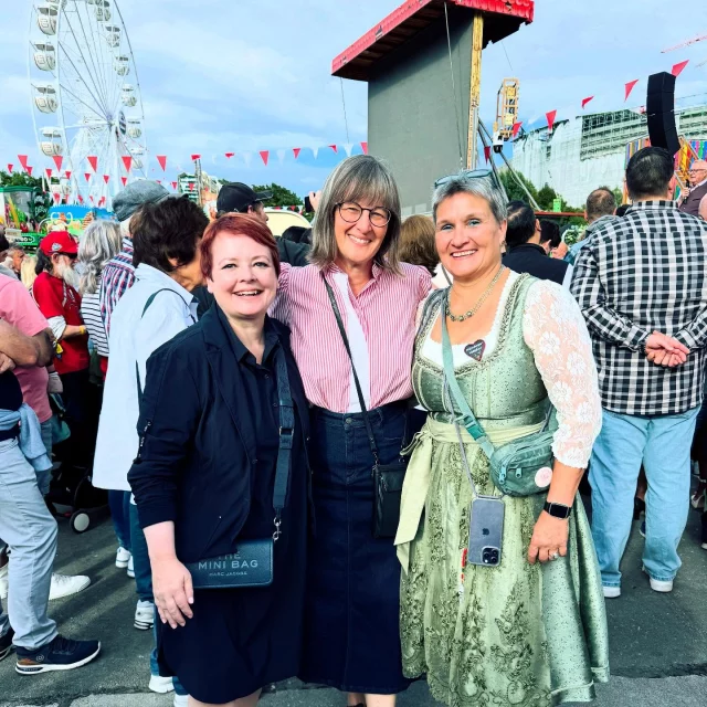 Das 199. Nürnberger Herbst-Volksfest hat begonnen! Mit unserer grünen OB-Kandidatin @britta.walthelm und @andrea.friedel, unserer stellvertretenden Fraktionsvorsitzenden im Nürnberger Stadtrat haben wir das heute bei der Eröffnung gebührend gefeiert. Noch bis zum 14. September gibt es am Festplatz an der Bayernstraße jede Menge Kulinarisches und Attraktionen für die ganze Familie zu entdecken. Ich wünsche allen ein fröhliches und friedliches Volksfest – schaut gerne vorbei!