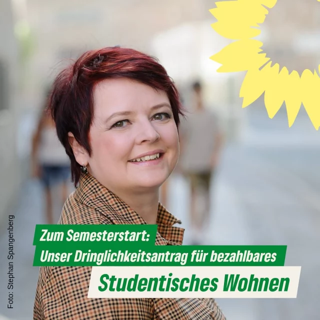 Zum Semesterstart fehlen wieder tausende bezahlbare Wohnheimplätze.

Während WG-Zimmer in Großstädten wie München mittlerweile nicht selten über 800 € kosten, sind mehr als 60 % der Studierenden von Armut betroffen oder bedroht. Die Wohnheimquote? Seit 1991 von 15 % auf unter 10 % gesunken.

Deshalb haben wir einen Dringlichkeitsantrag gestellt, der gestern im Ausschuss für Wissenschaft und Kunst behandelt wurde. Unsere Forderung: Wir wollen Antworten – zum Sanierungsbedarf, zu Finanzierungslücken, zu Wartezeiten und zu den tatsächlichen Maßnahmen der Staatsregierung.

Denn wer Bildung für alle will, muss auch Wohnen für alle ermöglichen.
Das heißt: mehr Investitionen in Wohnheime, statt leere Versprechen. Nachhaltig und sozial – damit Studieren in Bayern auch in Zukunft für alle möglich bleibt.

Mehr Wohnheimplätze. Faire Mieten. Echte Antworten.

#Studierendenwohnheim #StudentischesWohnen #ArmutStudium #Hochschulpolitik #Semesterstart #Bayern #Landtag #Sanierungsstau #ZukunftBildung @gruenefraktionby