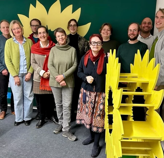 Bundesarbeitsgemeinschaft Wissenschaft, Hochschule, Technologiepolitik (BAG WHT) tagt in Nürnberg

Drei Tage lang war die BAG WHT in Nürnberg zu Gast – mit engagierten Diskussionen zu aktuellen Herausforderungen in der Wissenschaftspolitik: von Wissenschaftsfinanzierung und Grundhaushaltsmitteln über Personalstrukturen und prekären Arbeitsbedingungen bis hin zu destabilisierenden Tendenzen und dem Umgang mit wissenschaftsfeindlichen Narrativen.

Ein besonderer Programmpunkt war der Besuch an den KI-Laboren der Hochschule für Musik Nürnberg: Dort ging es um die Rolle Künstlicher Intelligenz in der Musik, Fragen des Urheberrechts – und um die spannende Verbindung von Technologie und künstlerischer Praxis. Vielen Dank an die HfM für die spannenden Einblicke!

Solche Treffen sind wichtig, um gemeinsam Impulse für eine zukunftsfähige Wissenschaftspolitik zu setzen – differenziert, kritisch und im Austausch über Landesgrenzen hinweg.

Vielen Dank an die BAG WHT für die Organisation, an die Referent*innen für ihre wertvollen Impulse und an die HfM Nürnberg für die eindrucksvolle Führung!